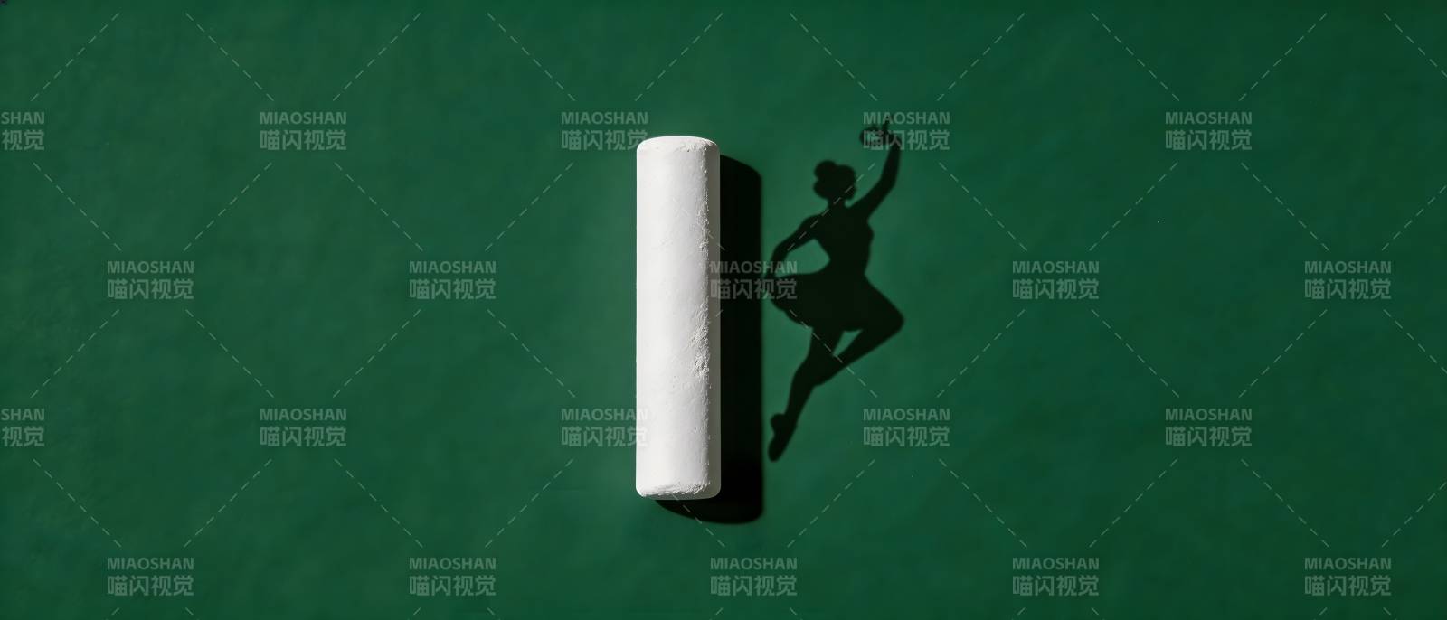粉笔影舞 绿板上的芭蕾图片