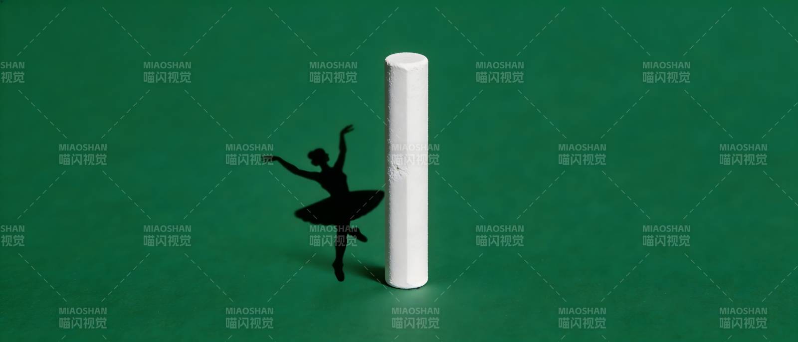 芭蕾舞者与白色圆柱共舞图片