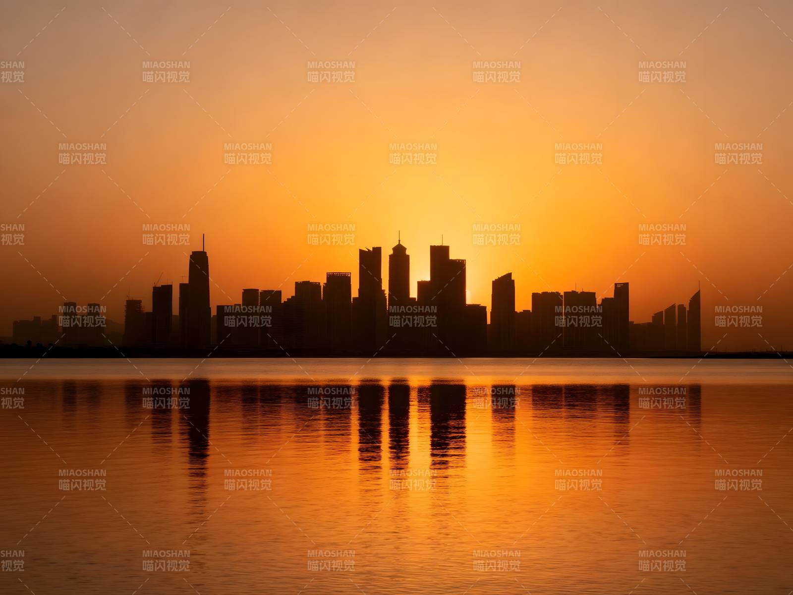 夕阳下的城市剪影图片