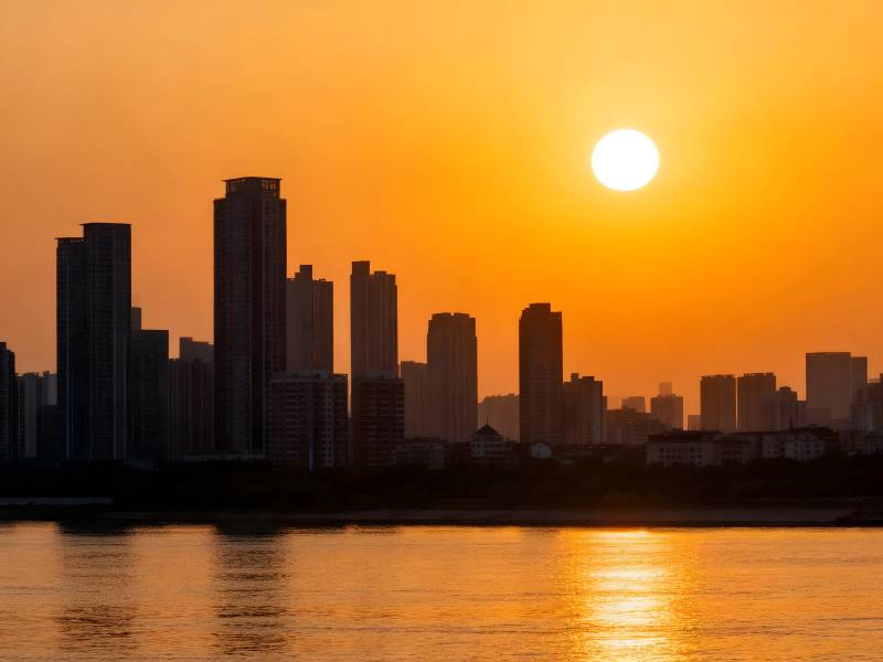 夕阳下的城市剪影图片
