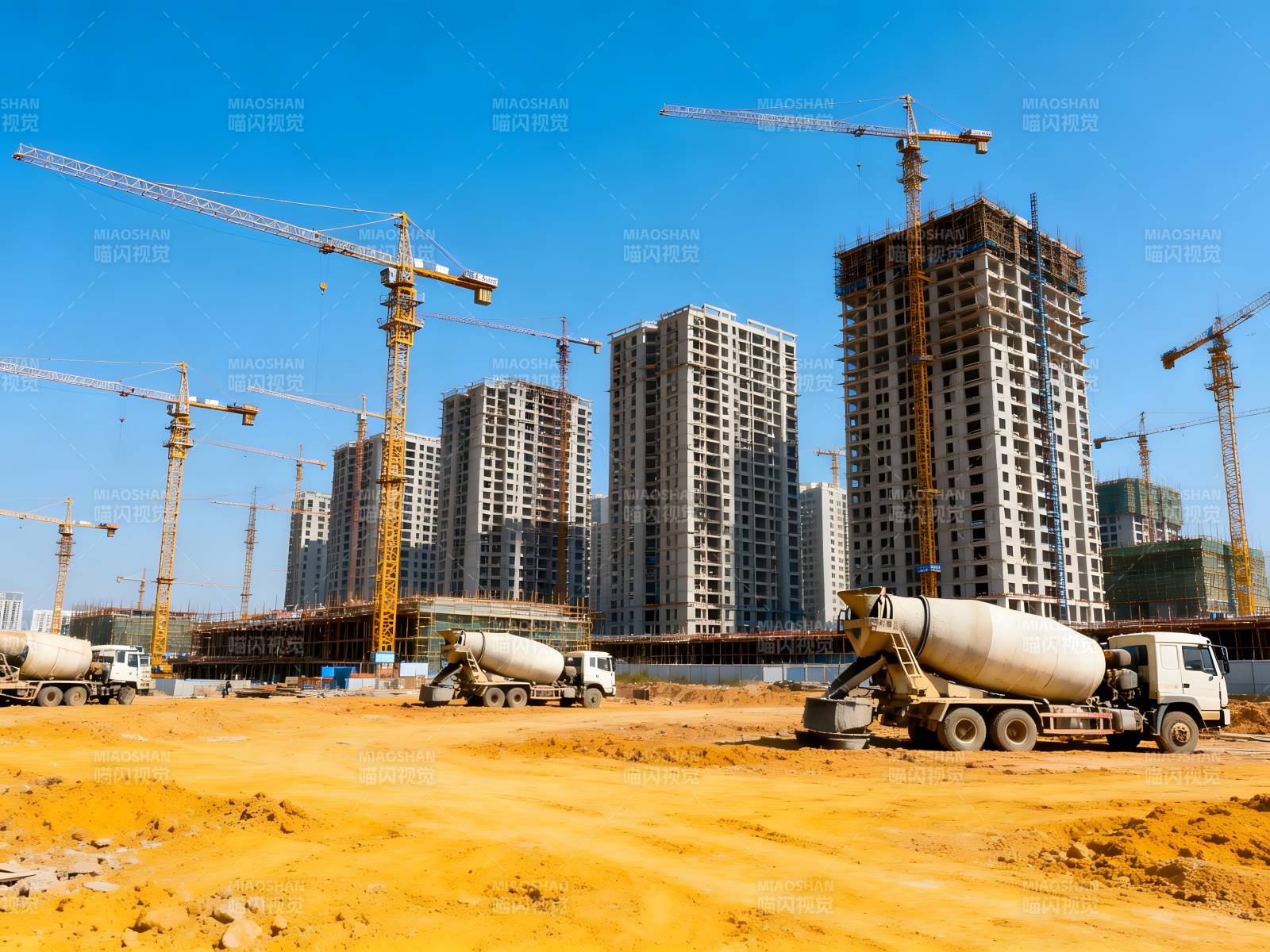 高楼建设中 塔吊林立忙施工图片