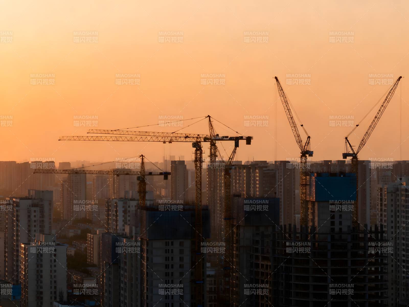 夕阳下的城市建筑工地图片