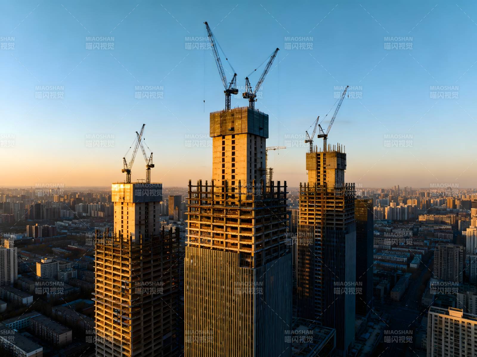 晨光中的城市建筑群图片