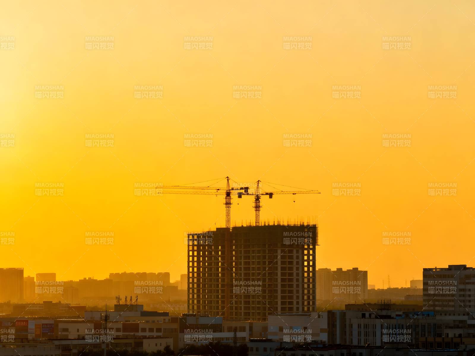 夕阳下的城市剪影图片