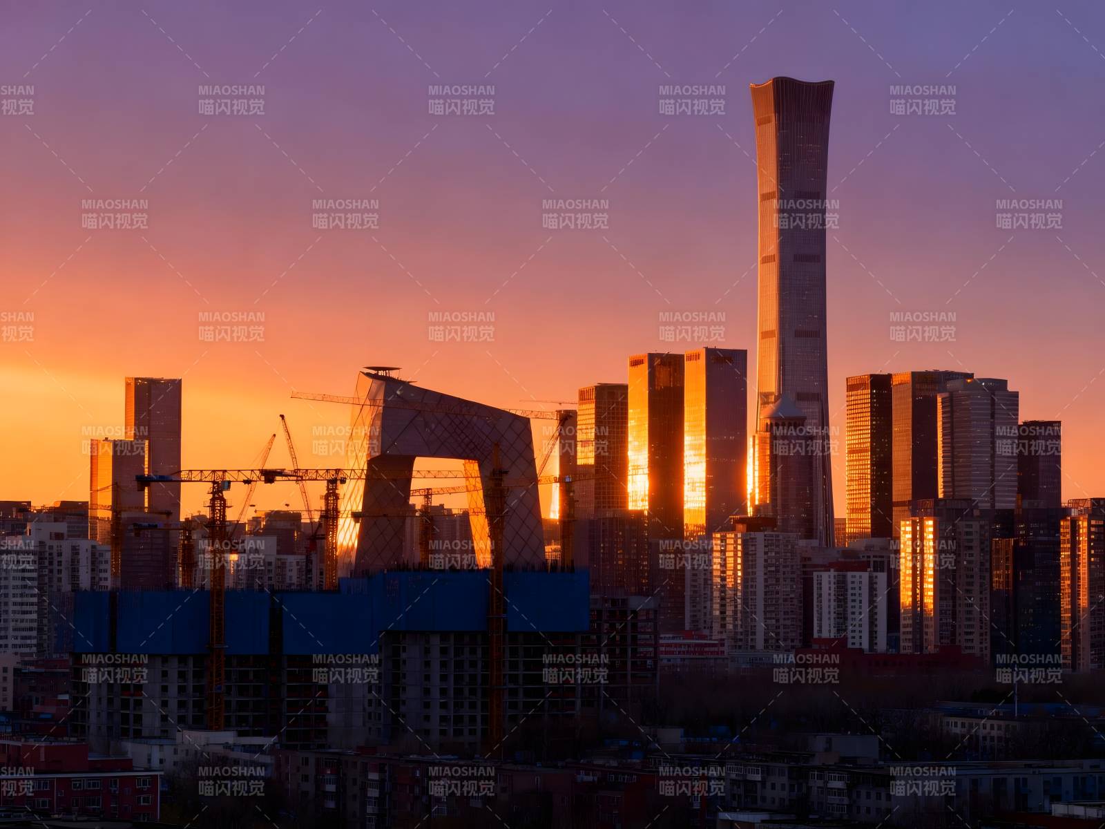 夕阳下的城市天际线剪影图片