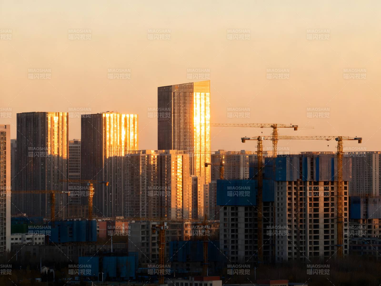 夕阳下的城市建筑群图片
