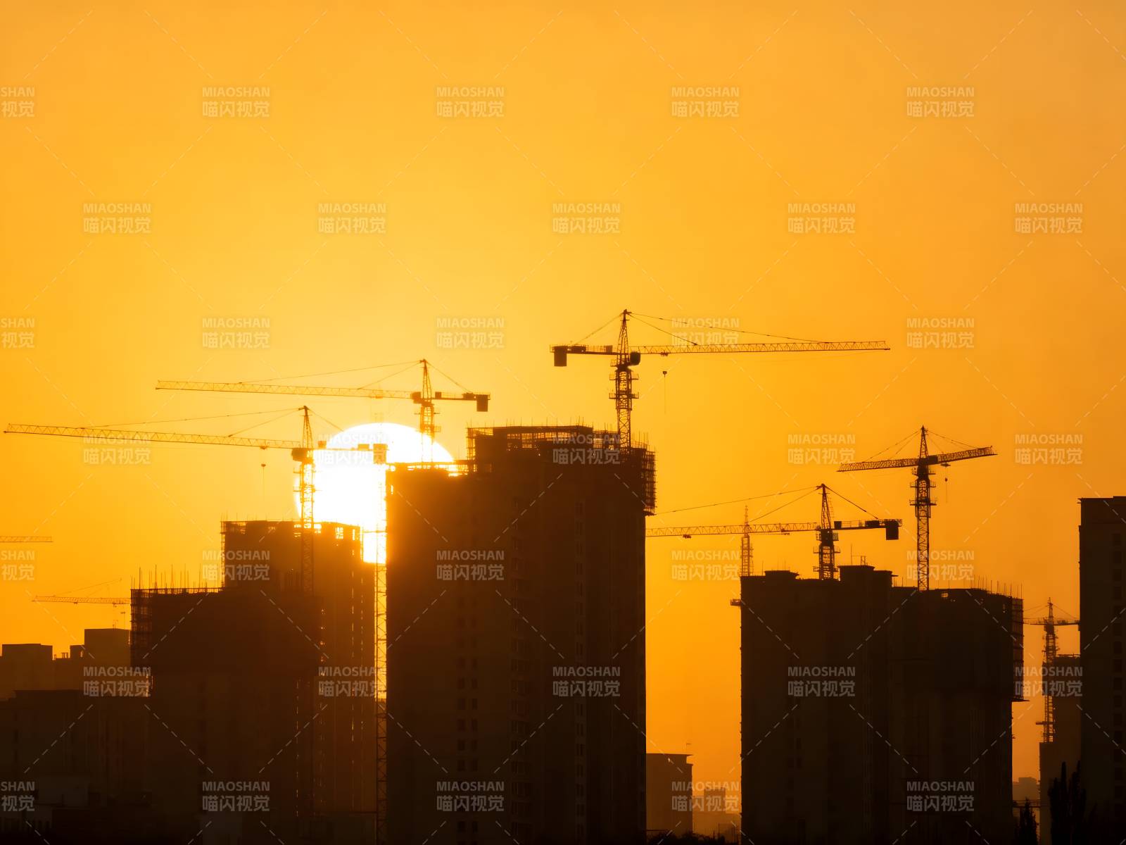 夕阳下的城市剪影图片