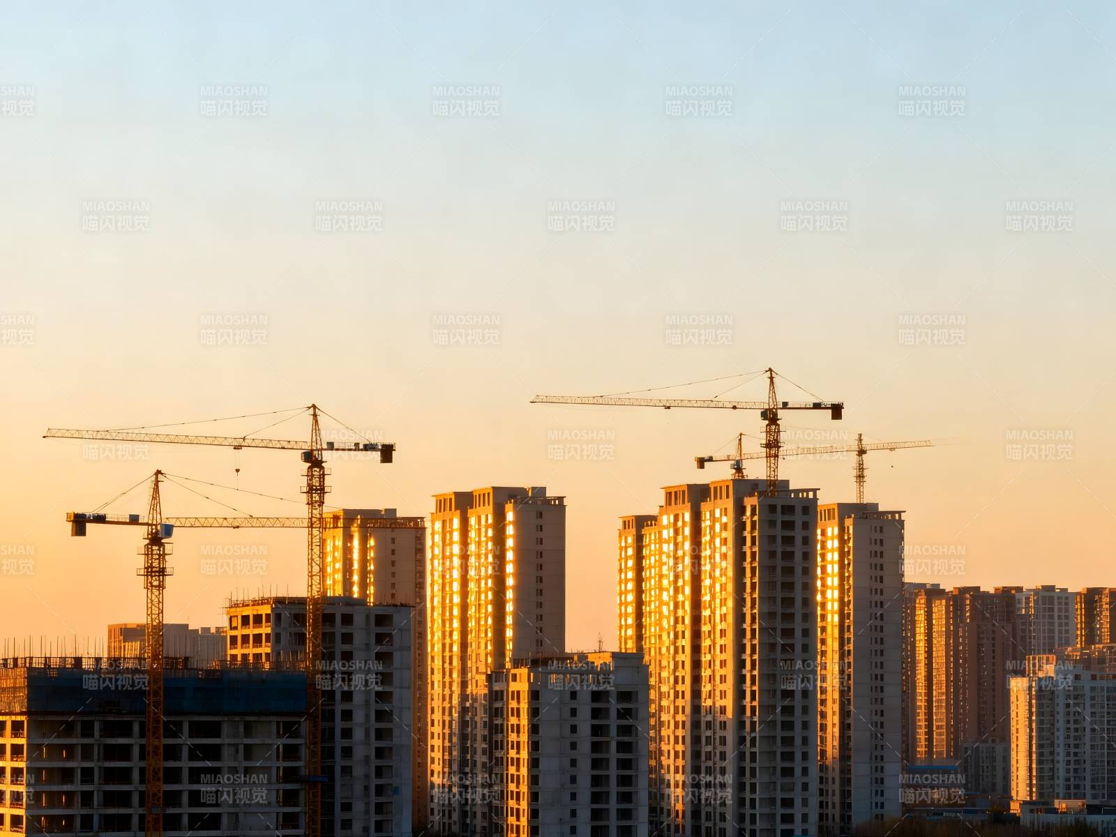 夕阳下的城市建筑群图片
