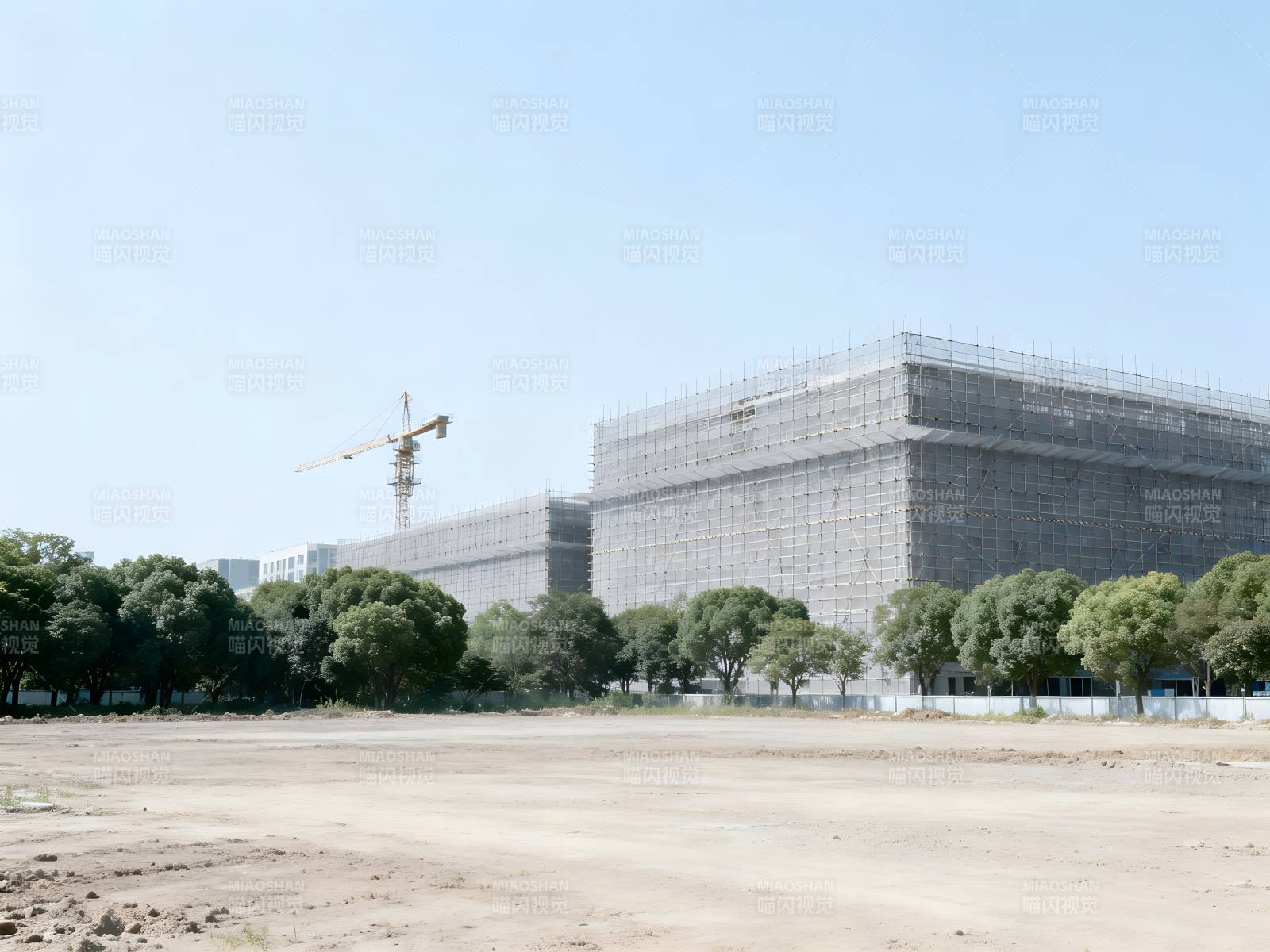 在建大楼与空地全景图片