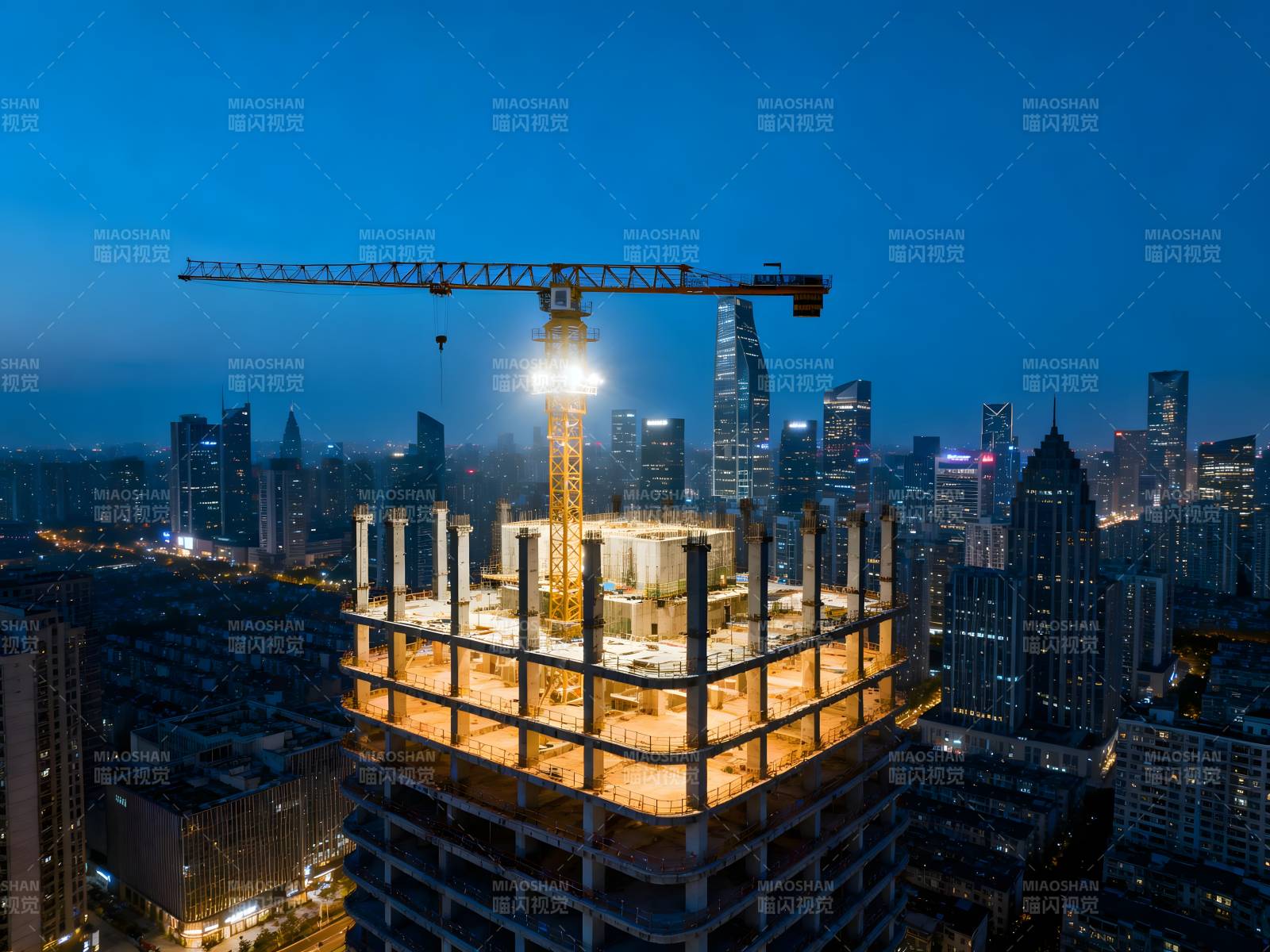 夜建高楼 塔吊亮灯照城图片