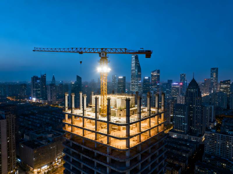 夜建高楼 塔吊亮灯照城图片