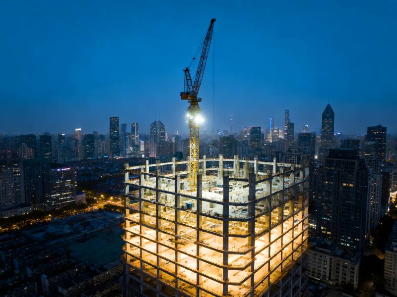夜幕下的城市建筑工地图片