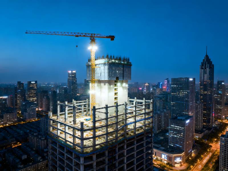 夜幕下的城市建筑工地图片