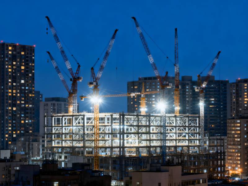 夜幕下的建筑工地灯火通明图片