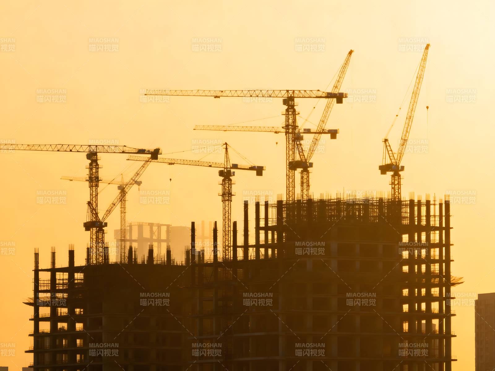 夕阳下的建筑工地剪影图片
