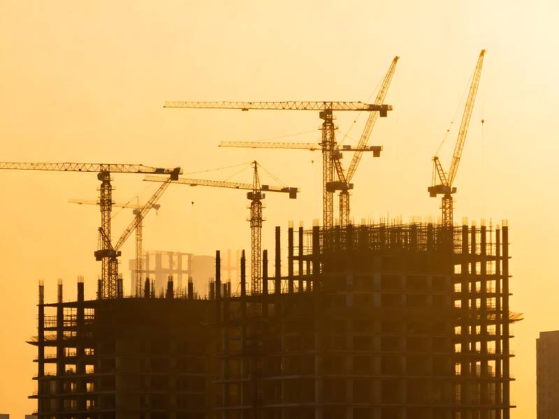 夕阳下的建筑工地剪影图片