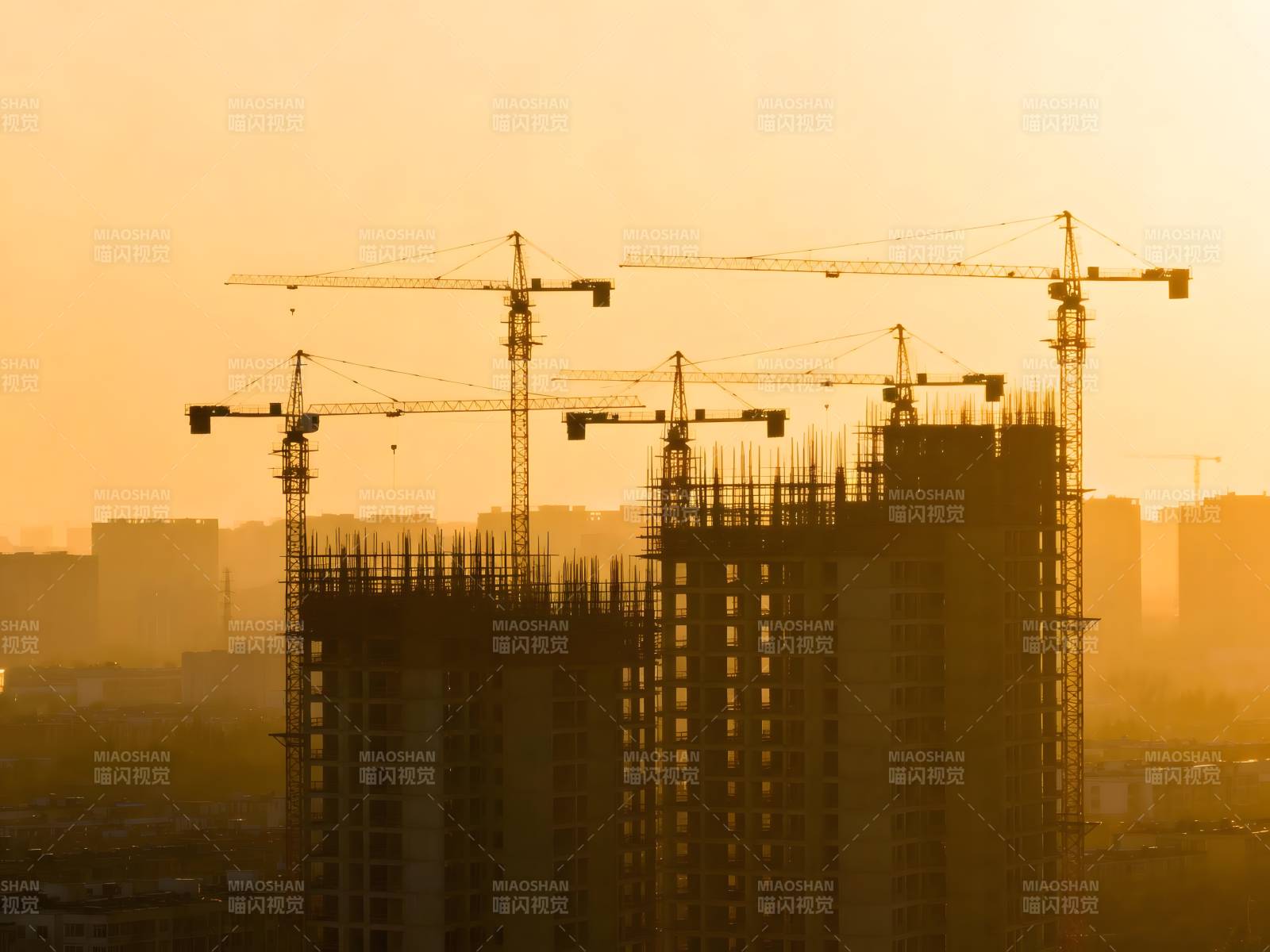 夕阳下的建筑工地剪影图片