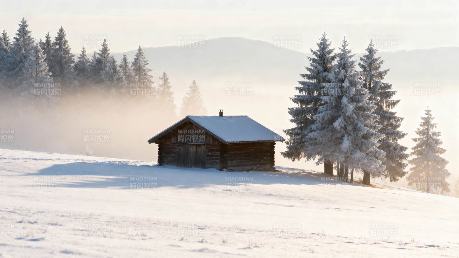 雪中小屋 雾绕松林静景图片