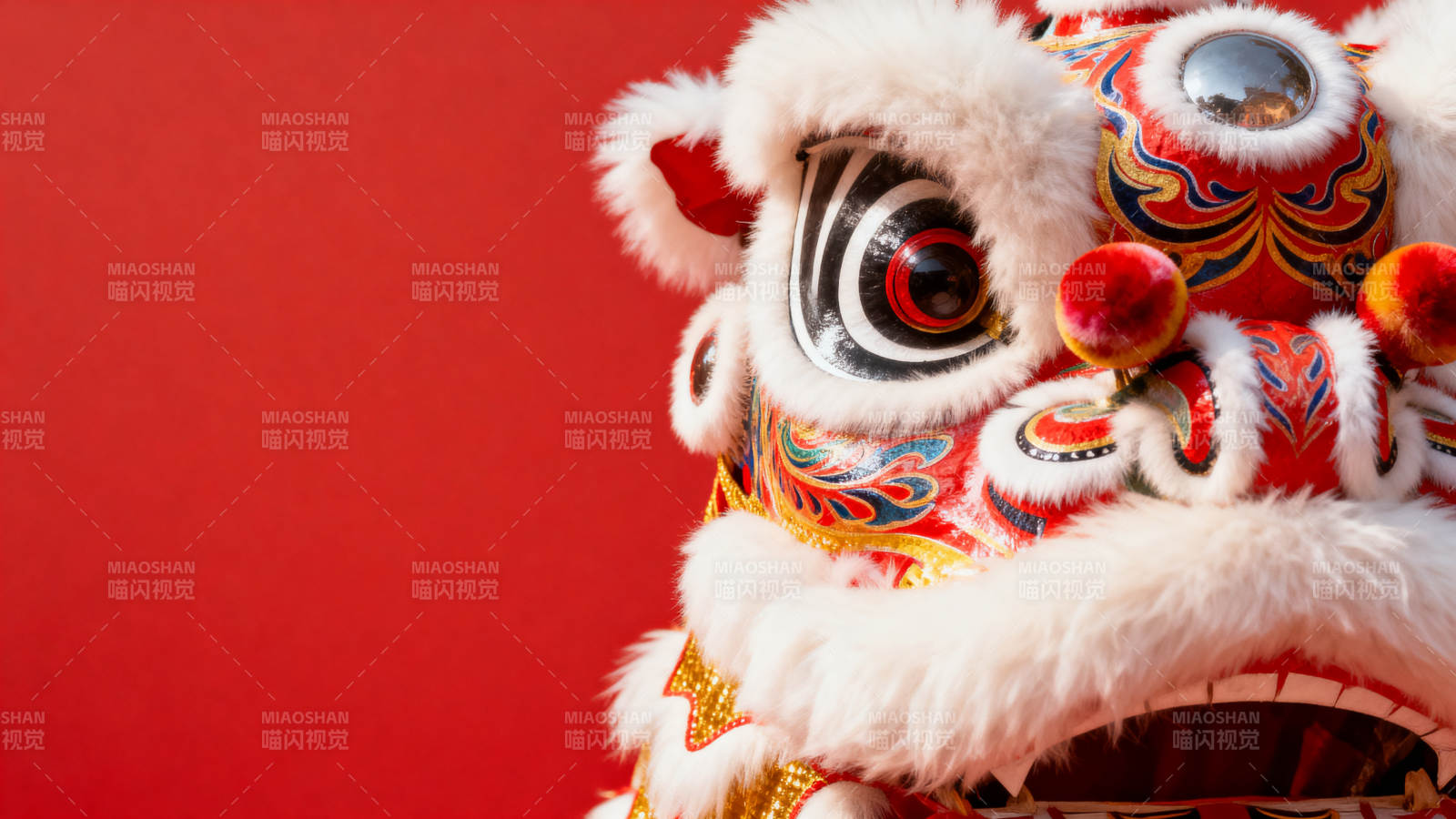 红底舞狮头 喜庆迎新春图片