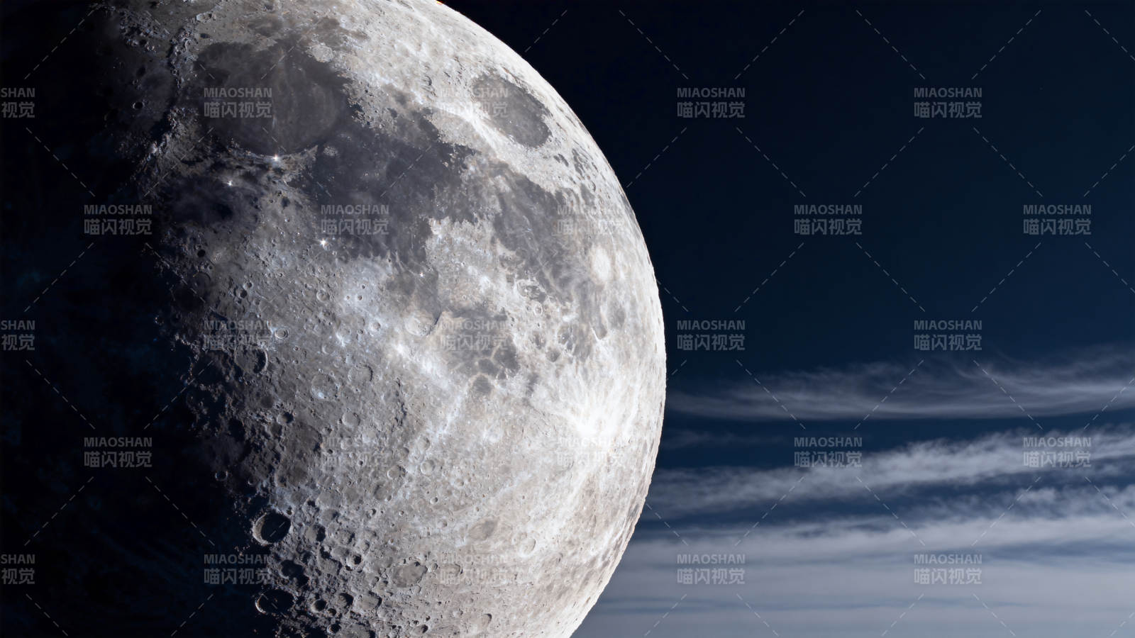 月临夜空 云影相伴图片