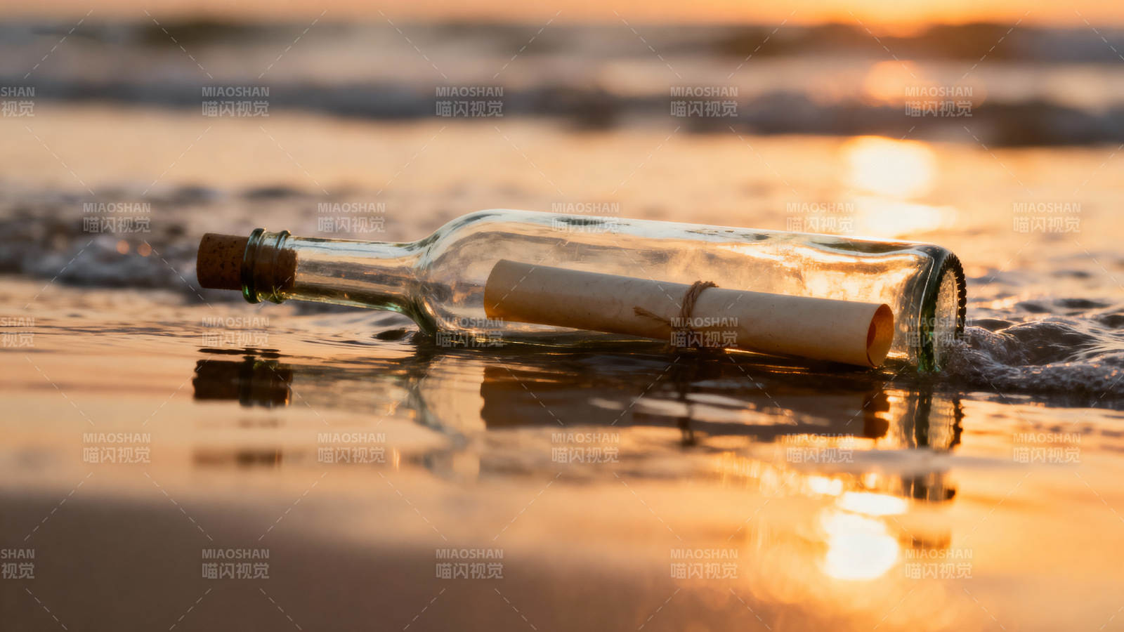夕阳沙滩 瓶中信待启图片