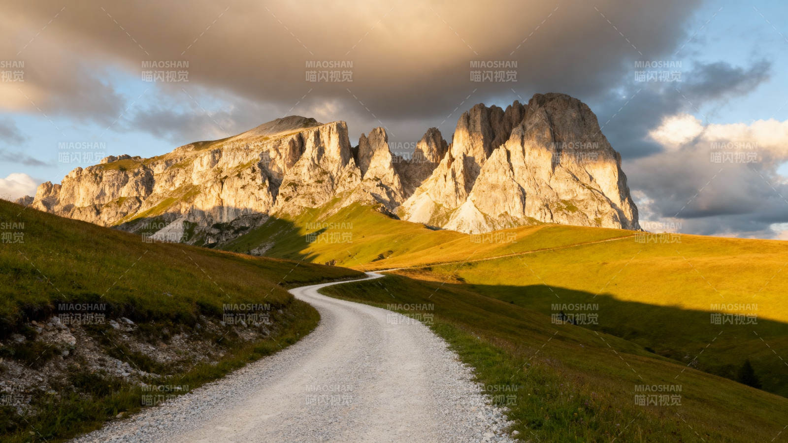 山径蜿蜒 夕照金峰图片