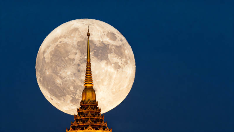 月满佛塔夜图片