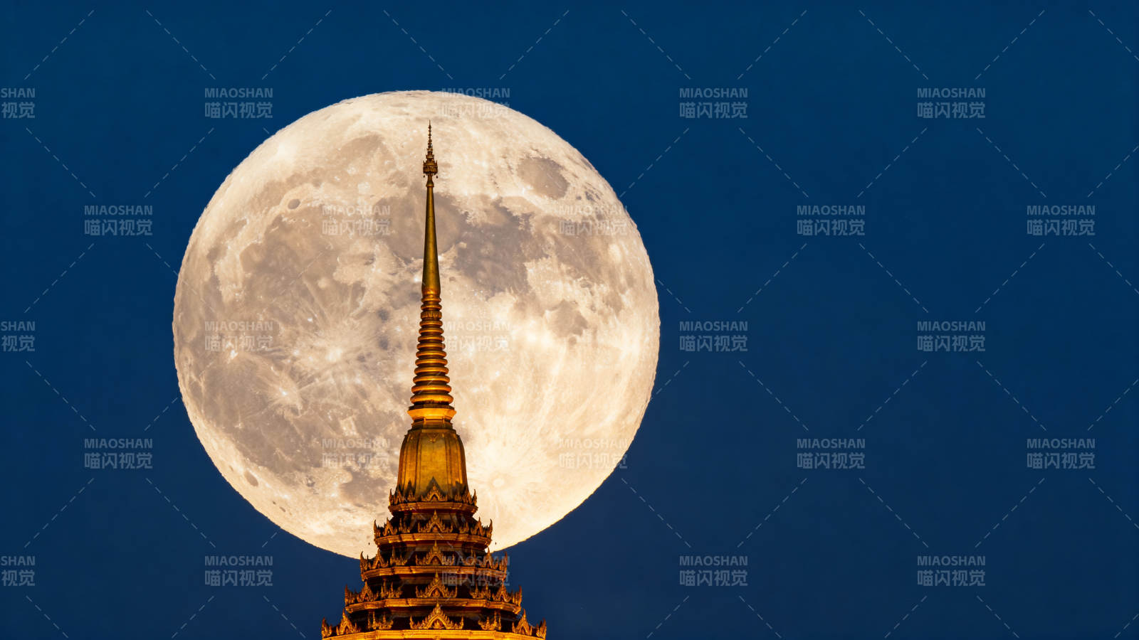 月满佛塔夜图片