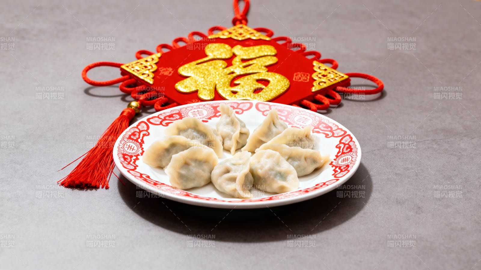 福字挂饰伴饺子 年味浓图片