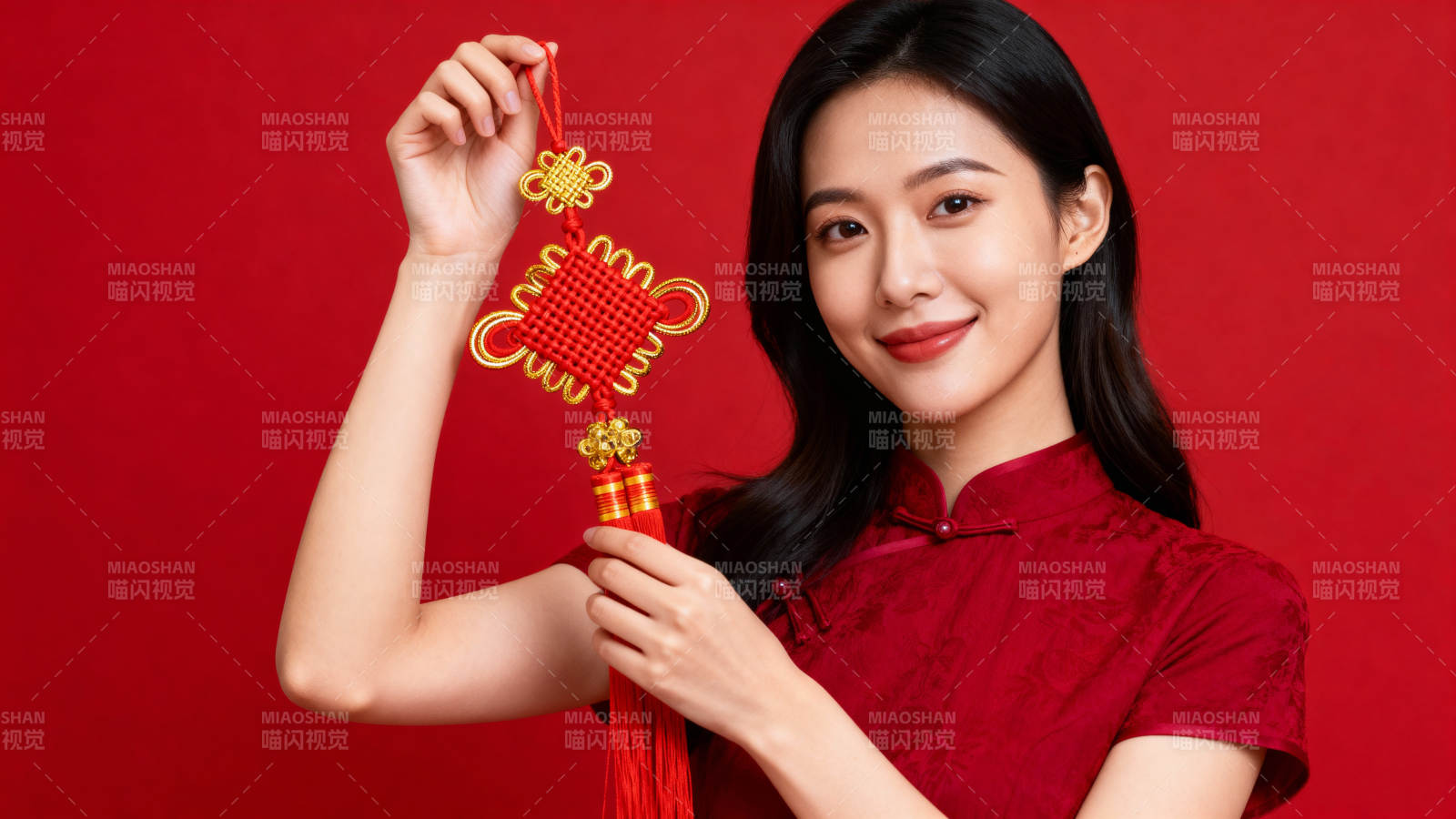 红衣女子持中国结迎新春图片