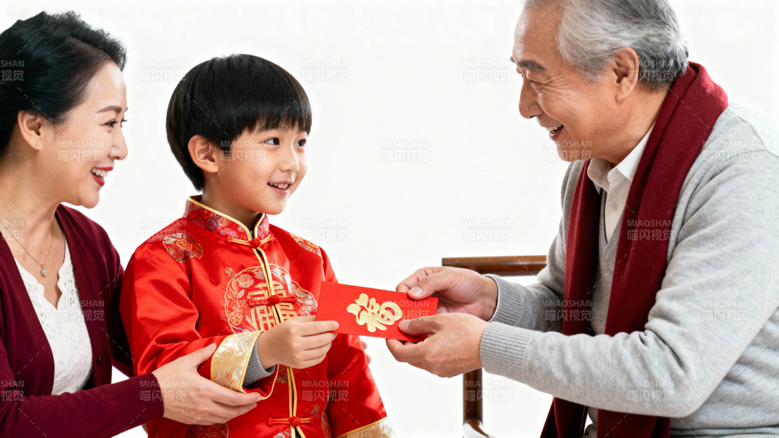 祖孙三代庆春节图片