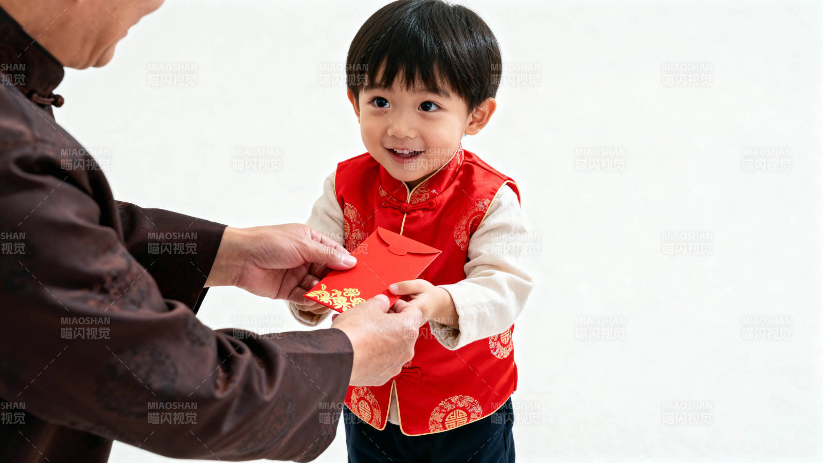 祖孙递红包 年味浓情暖图片