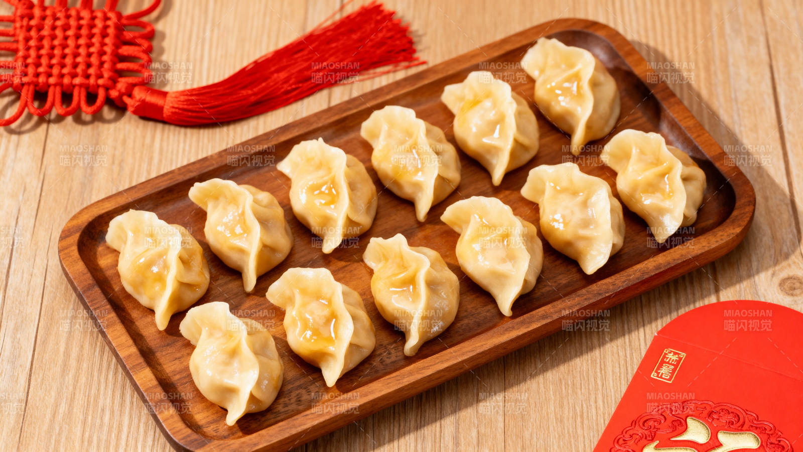 饺子配红饰 年味十足图片