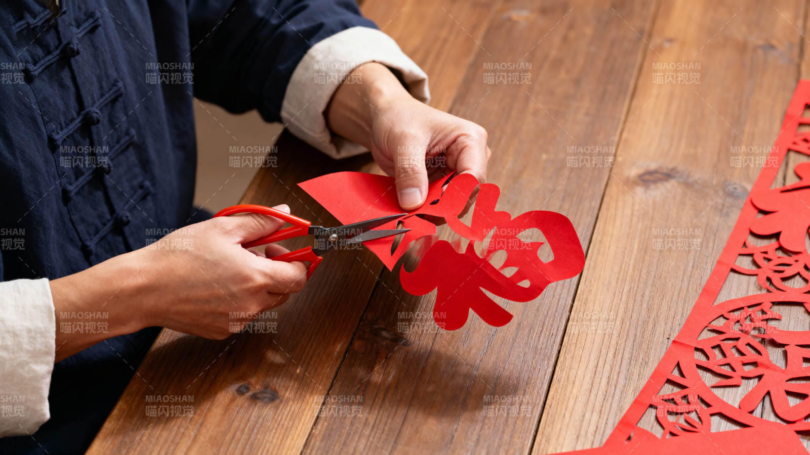 巧手剪红 福  年味浓图片