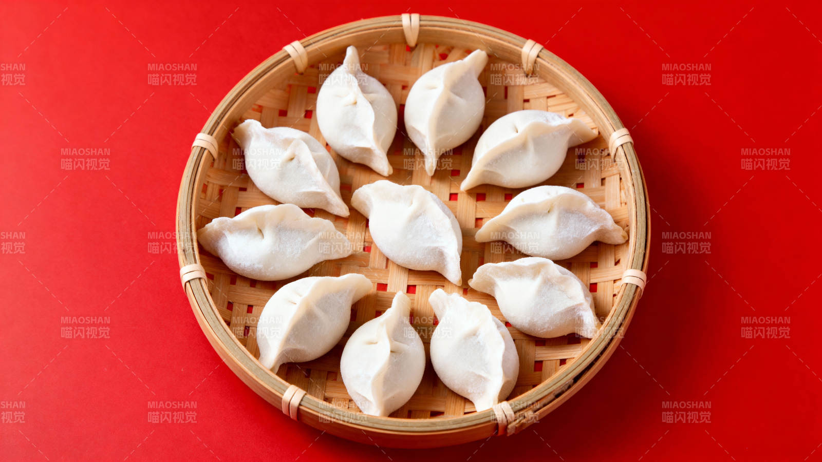 红底竹笼蒸饺香图片