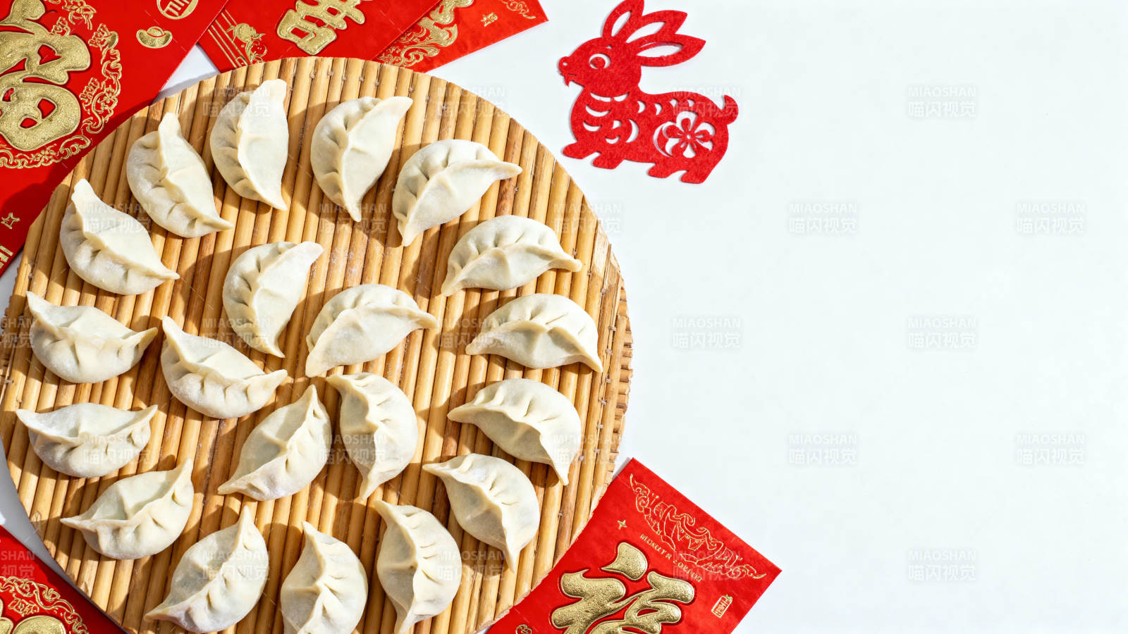 春节饺子配红剪纸福字图片