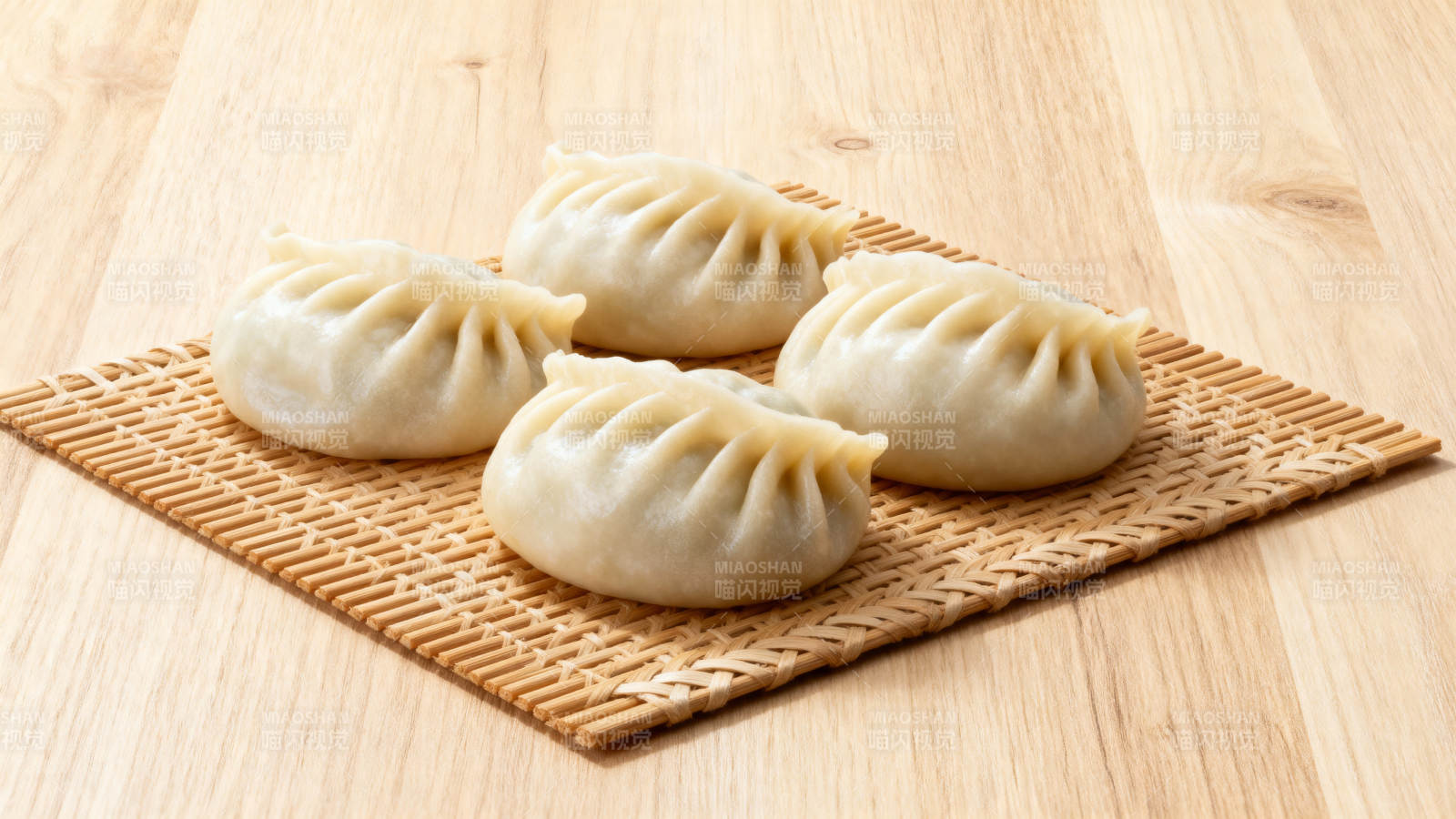 四只饺子摆竹垫上图片