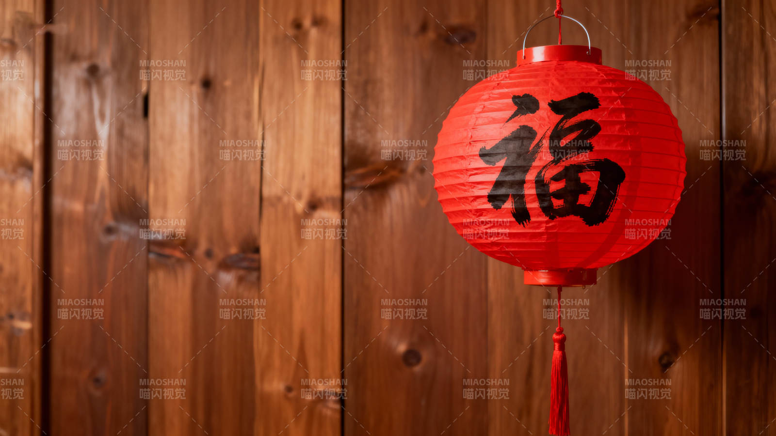红灯笼挂木墙 福字迎新春图片
