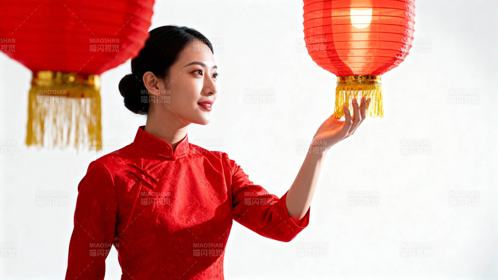 红灯笼下 旗袍女子微笑凝望图片