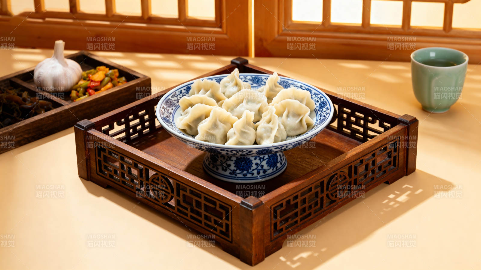 中式饺子配蒜茶 雅致餐盘盛香饺图片