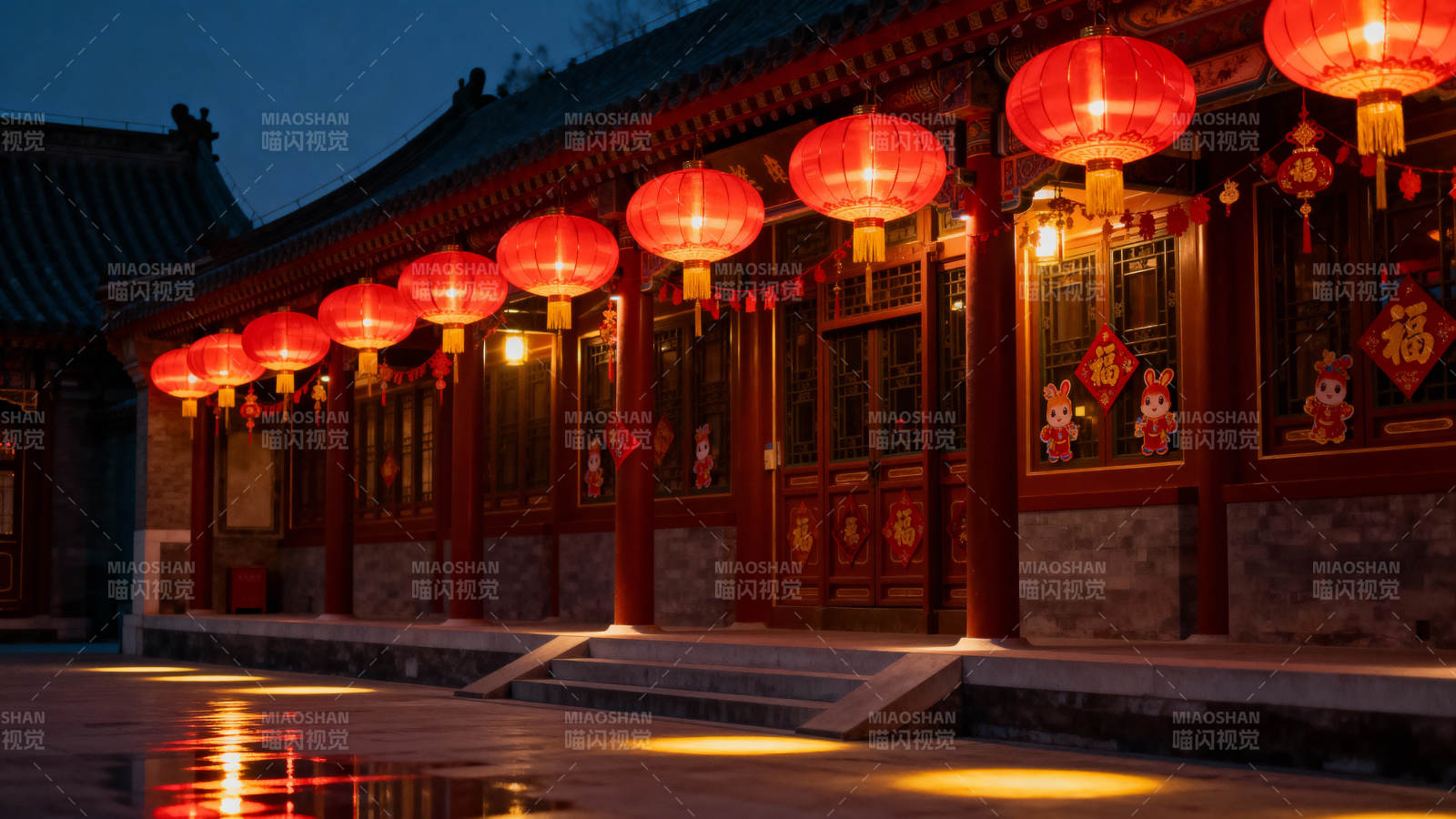 红灯笼映古宅夜景图片
