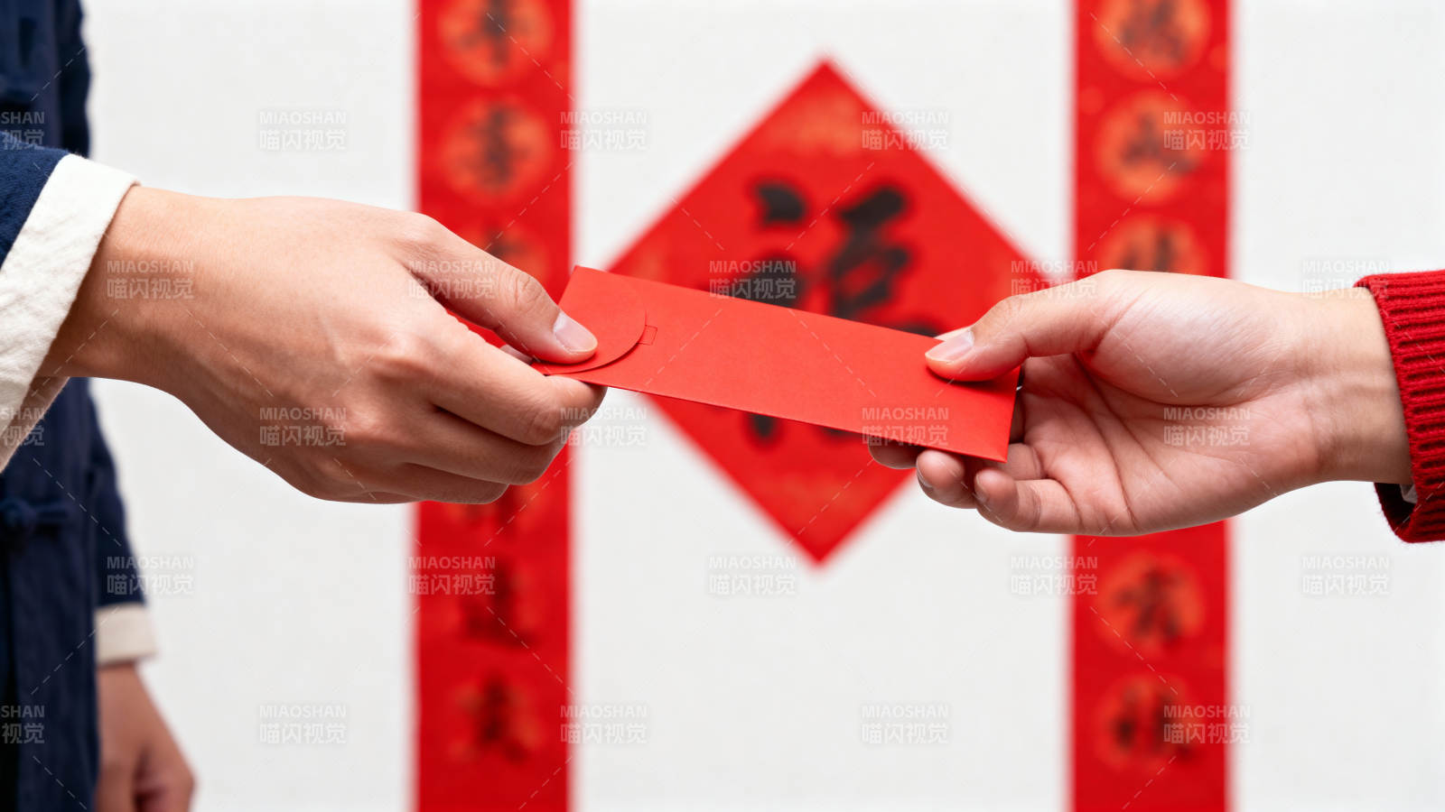 春节递红包 福字迎新春图片