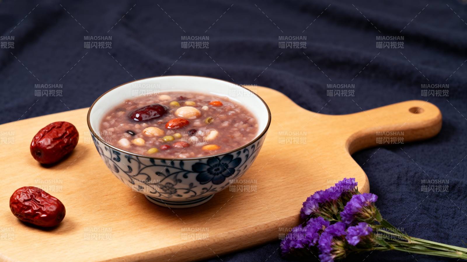 养生粥配红枣紫花图片