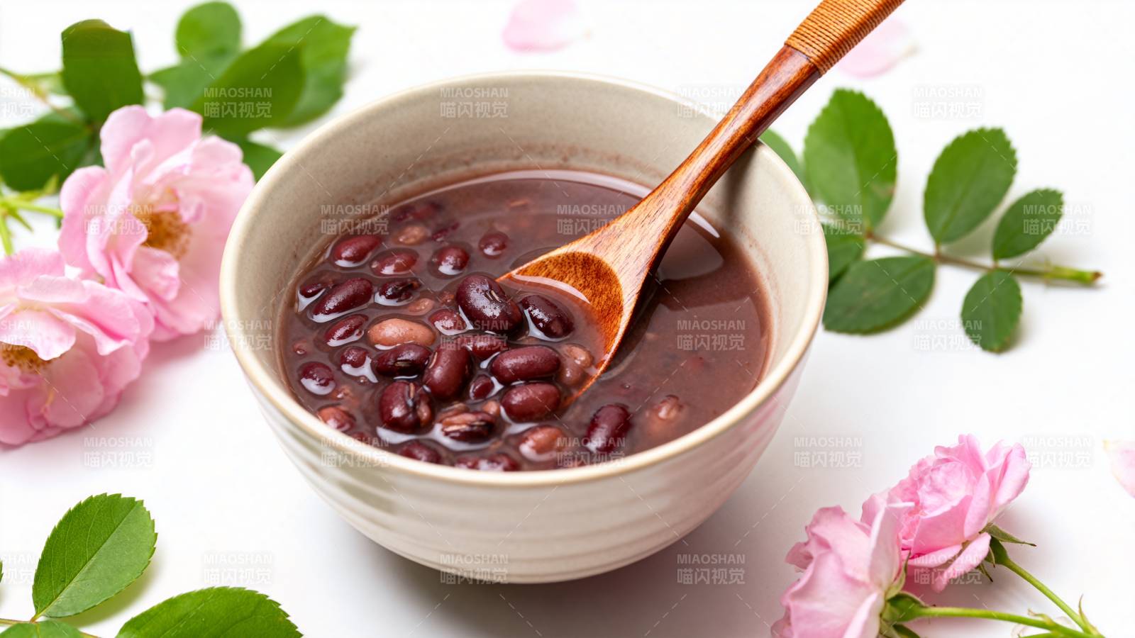 红豆汤配粉玫瑰 暖胃又养颜图片