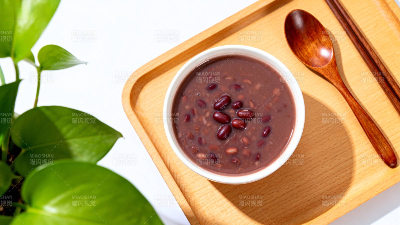 红豆粥配木勺 清新绿植旁图片