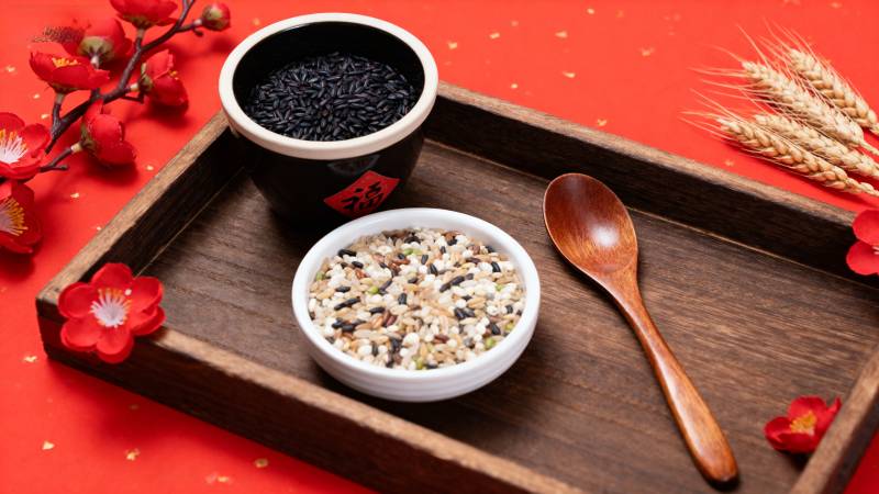 腊八粥与黑米 年味浓情暖图片