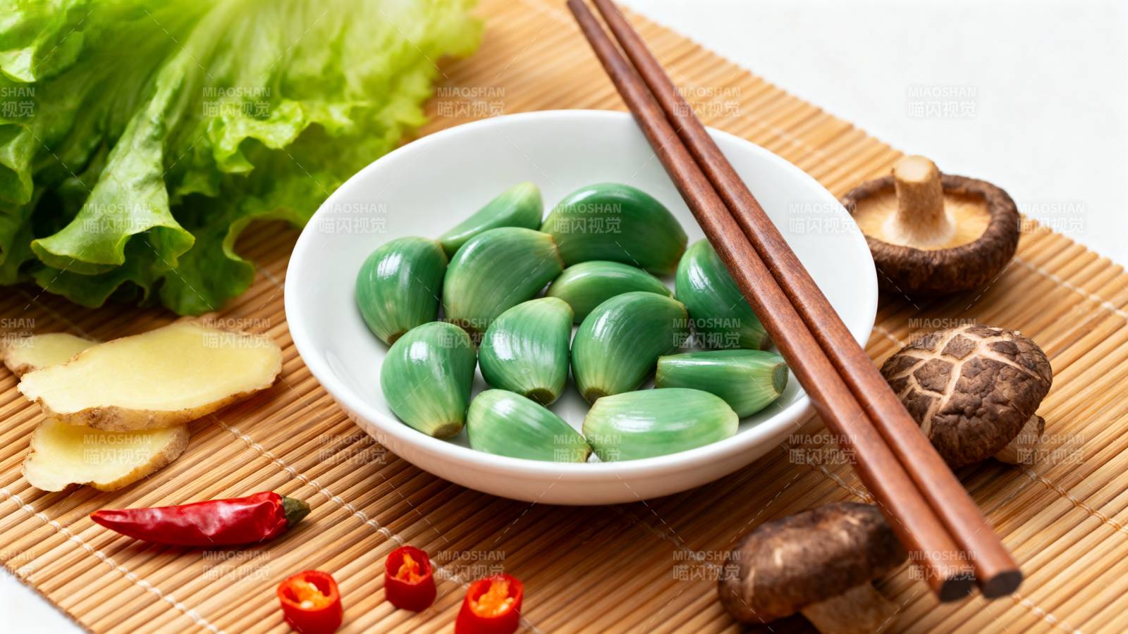 腊八蒜配香菇姜辣生菜图片