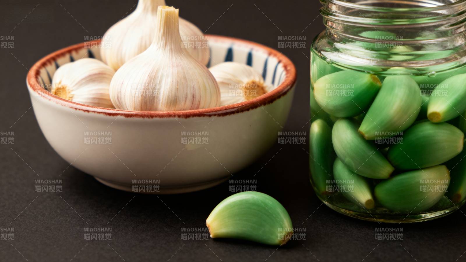 蒜变绿 腊八蒜制作揭秘图片