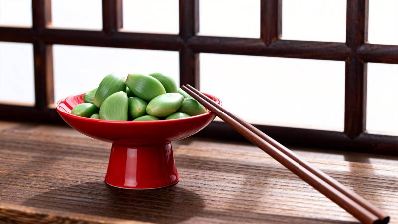 红碗青豆配木筷图片