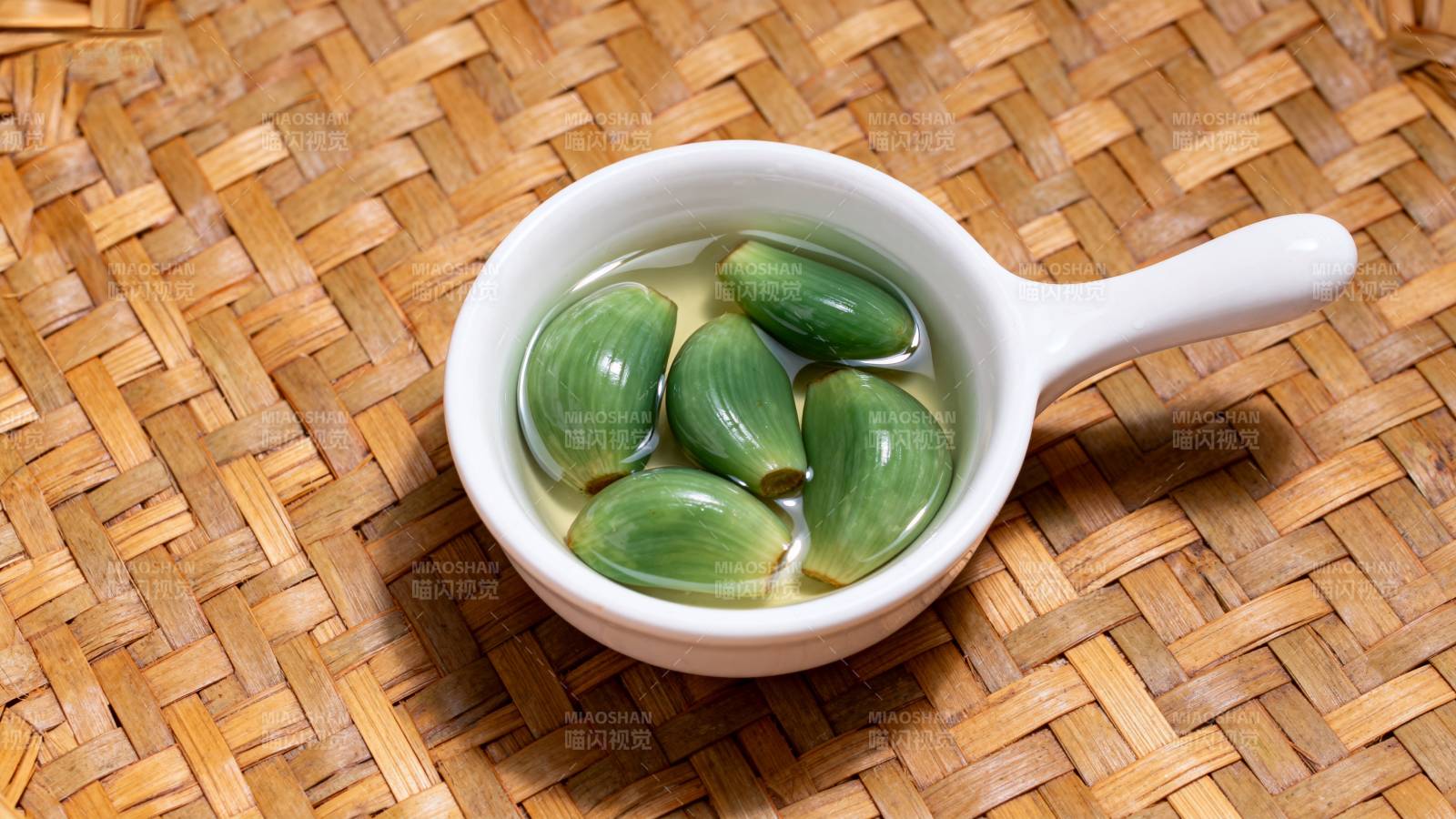 腊八蒜 翠绿诱人小碗盛图片
